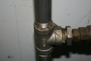 Lors de l’inspection des lignes d’air comprimé à l’aide d’un appareil ultrasonique, nous avons détecté des fuites de gaz naturel sur une canalisation, ce qui aurait pu avoir des conséquences catastrophiques pour l’entreprise. Nous avons versé de l’eau sur les raccords afin de mieux visualiser les fuites.